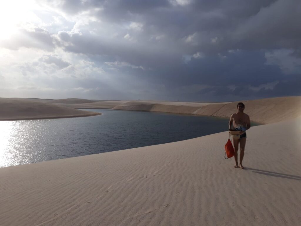 Os Lençóis Maranhenses são um espetáculo da natureza que você precisa conhecer.
O Parque Nacional dos Lençóis Maranhenses abriga um cenário único no mundo: dunas de areia branca que formam lagoas de água doce nas épocas de chuva. um dos 10 melhores locais do Nordeste para ficar nas suas próximas férias.