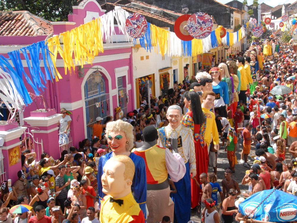 Olinda é uma cidade vizinha a Recife, cidade do nordeste que tem um dos centros históricos mais preservados do Brasil e é considerada como tendo um dos melhores carnavais do Brasil. Excelente opção para quem vai passar as férias em Pernambuco.