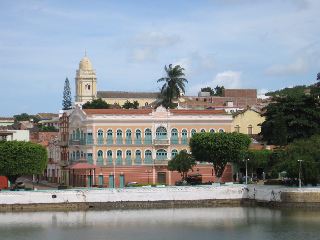 Triunfo é uma cidade ideal para passar as férias em Pernambuco e fugir do lugar comum. Entre as principais atrações estão o Cine Teatro Guarany, que é um dos mais antigos do Brasil; o Museu do Cangaço, que conta a história dos bandoleiros que atuavam na região; e o Engenho São Pedro, que produz cachaça artesanal. 