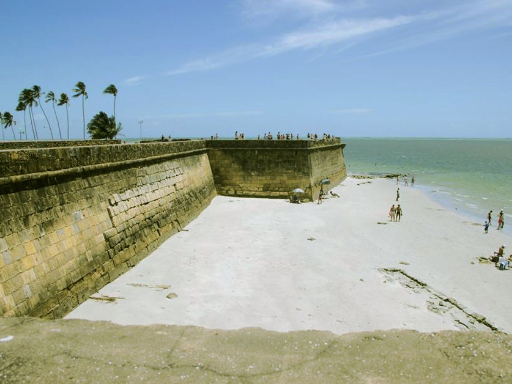 Férias em Pernambuco: visite Igarassu que tem belezas naturais, como a Ilha de Itamaracá, que tem praias tranquilas e o Forte Orange; e a Coroa do Avião, que é uma ilhota que forma piscinas naturais na maré baixa. 