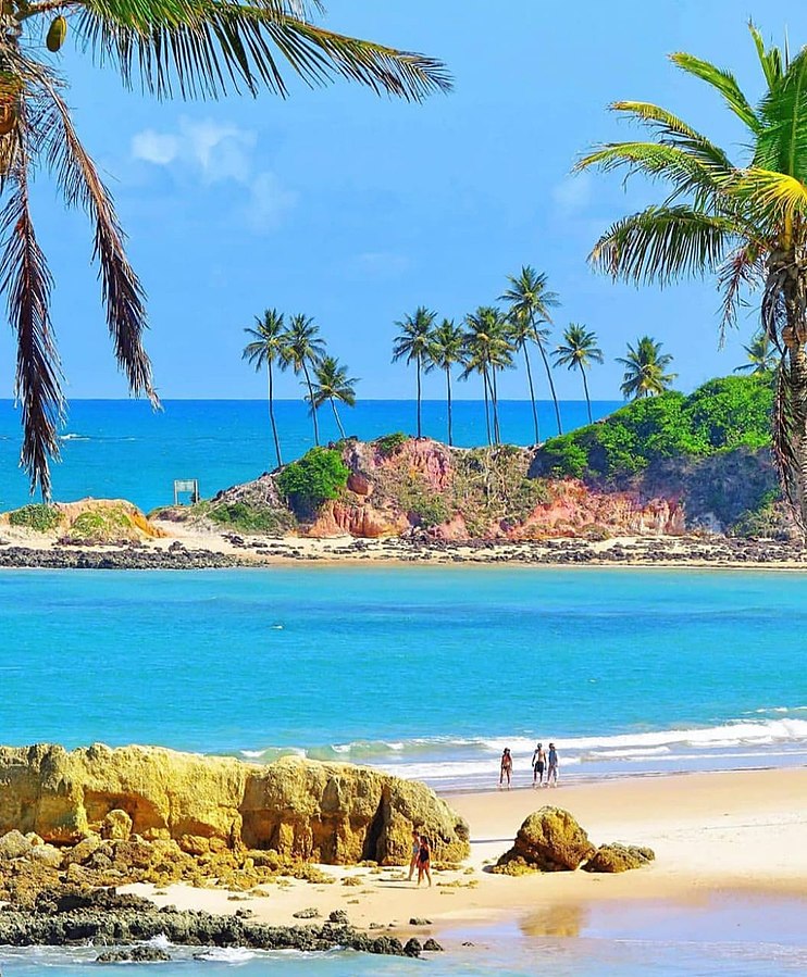 Conde é uma cidade que fica no litoral sul da Paraíba, a cerca de 40 km de João Pessoa.  E Tabatinga é uma praia da cidade de Conde que tem falésias coloridas e piscinas naturais na maré baixa.