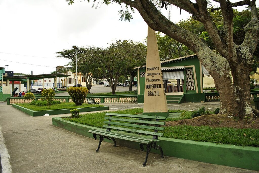 Bananeiras, uma cidade que fica na Serra da Borborema, a cerca de 140 km de João Pessoa.
Ela tem um clima agradável, com temperaturas médias de 18°C, e uma paisagem bucólica, com casas antigas, praças arborizadas e igrejas históricas.