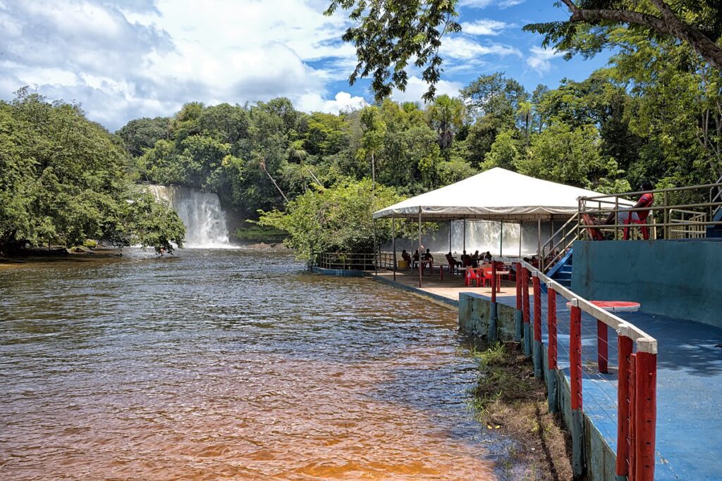 Carolina também é um destino para os amantes da natureza e da aventura, pois fica próxima à Chapada das Mesas. suas férias no Maranhão passam por aqui.