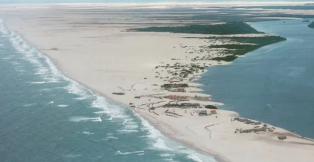  Caburé, uma faixa de areia entre o rio e o mar, onde se pode desfrutar de uma paisagem deserta e paradisíaca. 