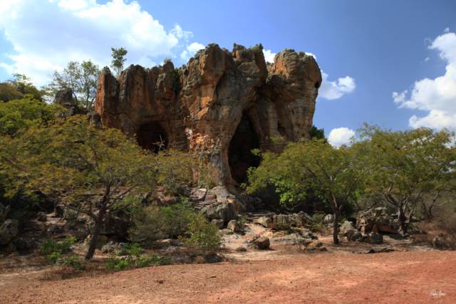 O parque é formado por uma enorme rocha calcária que tem o formato de um castelo medieval, com torres, janelas e salões.