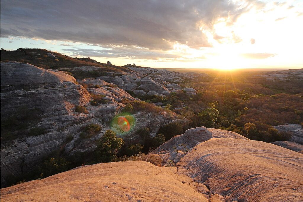 O parque tem uma paisagem deslumbrante, com cânions, grutas, cachoeiras e formações rochosas que mudam de cor conforme a incidência da luz solar. 