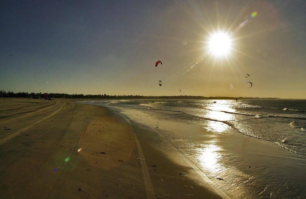 Aqui em São Miguel do Gostoso tem praias de areia branca e água morna, como Tourinhos, Ponta do Santo Cristo e Xêpa, onde você pode relaxar ou praticar kitesurf e windsurf. 