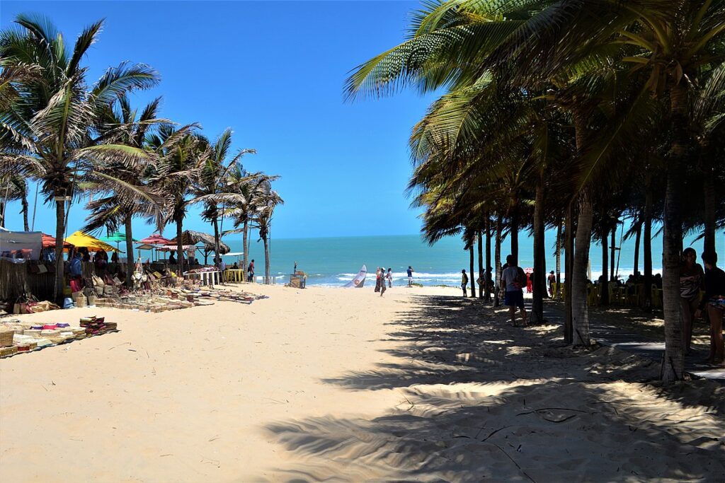 Canoa Quebrada é uma das praias mais famosas do Ceará. Você pode se divertir na Broadway, a rua principal de Canoa Quebrada, que tem vários bares, restaurantes e lojas. 