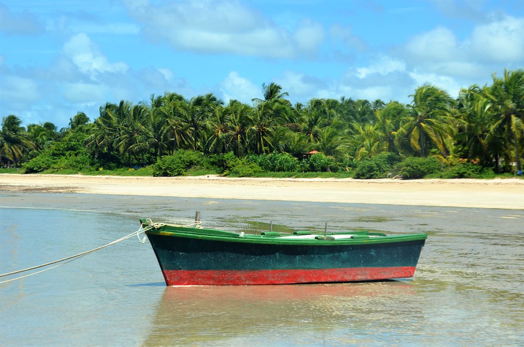 São Miguel dos Milagres é um dos locais mais charmosos e tranquilos do Nordeste, com praias com coqueiros, muita vegetação e barcos charmosos.