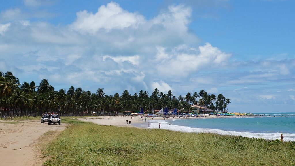 Porto de Galinhas é um dos melhores locais e mais visitados do Nordeste. Você pode fazer passeios de jangada, buggy, catamarã ou cavalo, além de aproveitar a vila, que tem um comércio variado e uma vida noturna animada. 